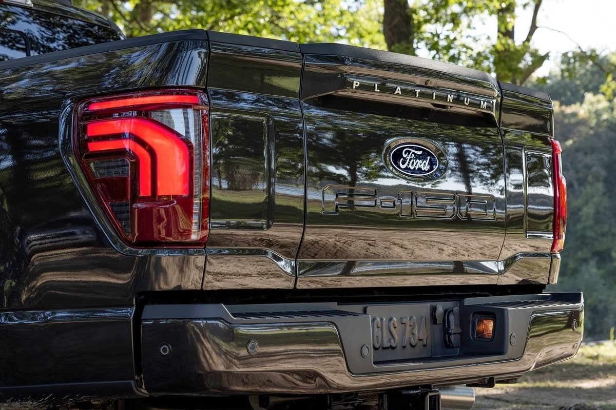 Đuôi xe F150 2024 giữ nguyên sự đồ sộ, vuông vức giống với thế hệ cũ
