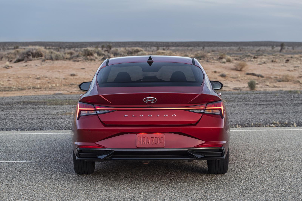 Đuôi xe Hyundai Elantra 2021