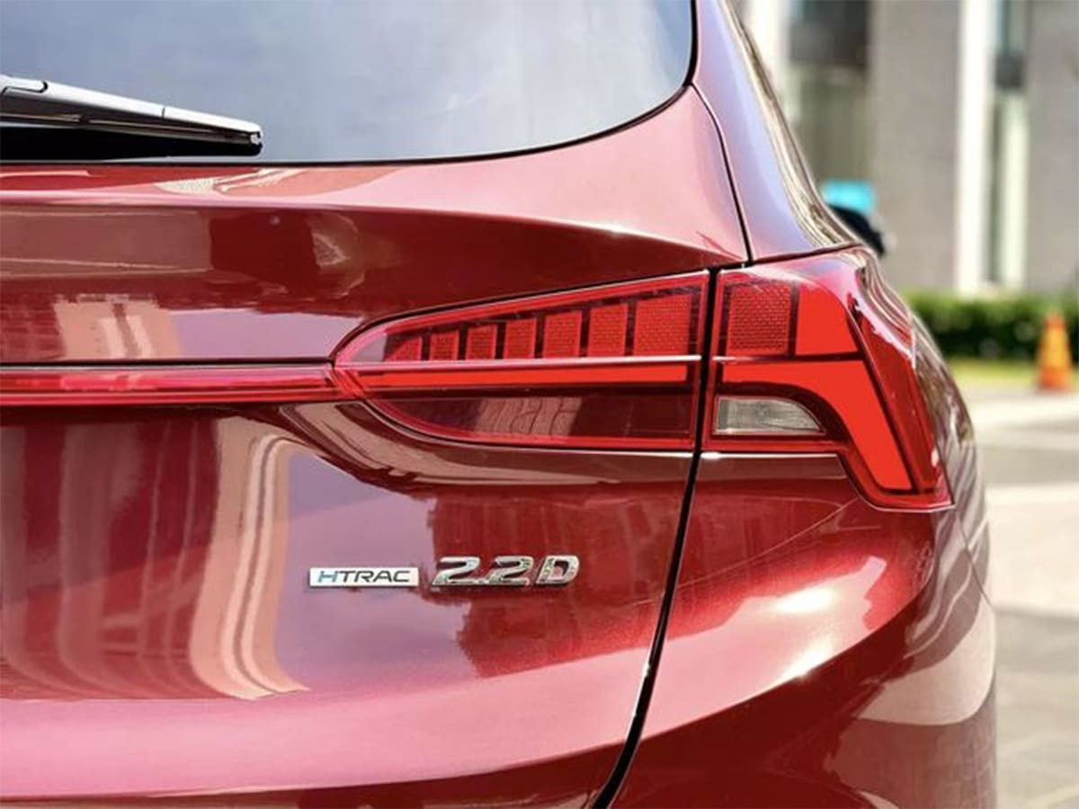 Đuôi xe Hyundai Santafe 2023