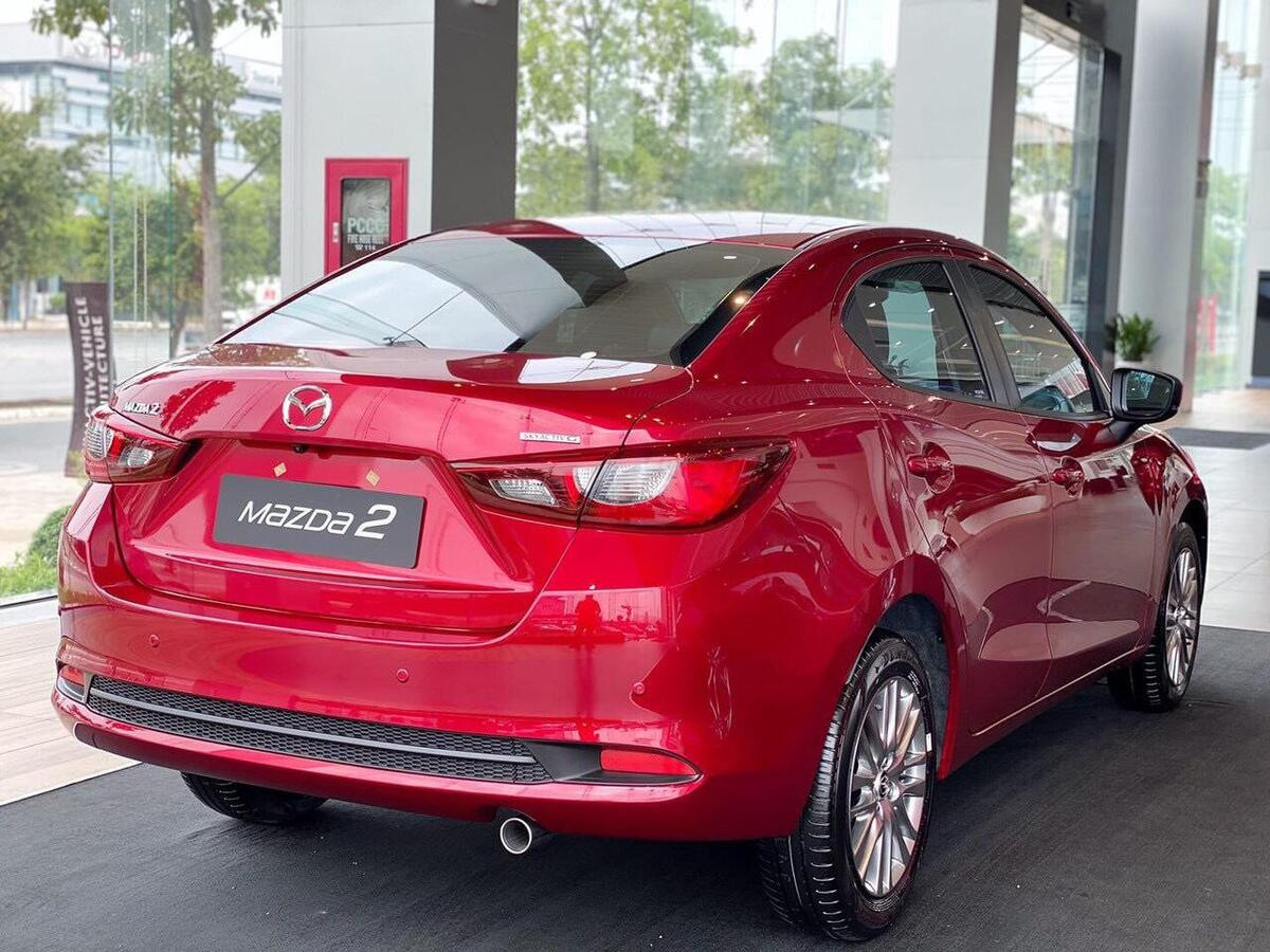 Đuôi xe Mazda 2 2022 với thiết kế cân đối