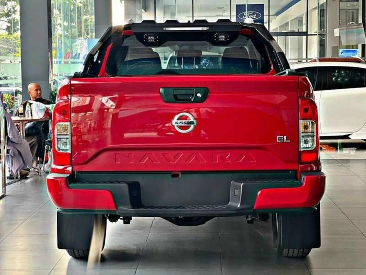 Đuôi xe Nissan Navara 2023