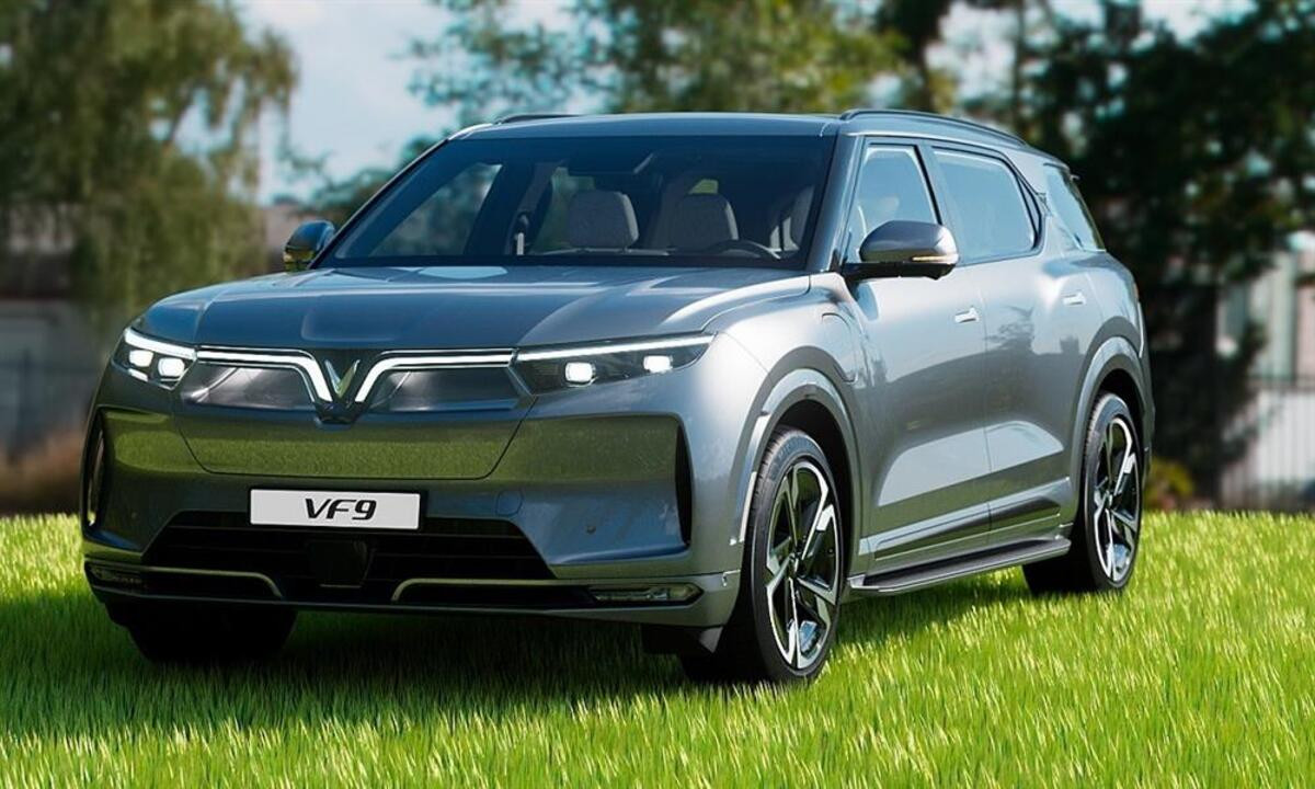 Đuôi xe nổi bật với dải đèn LED chữ V và logo VinFast cỡ lớn