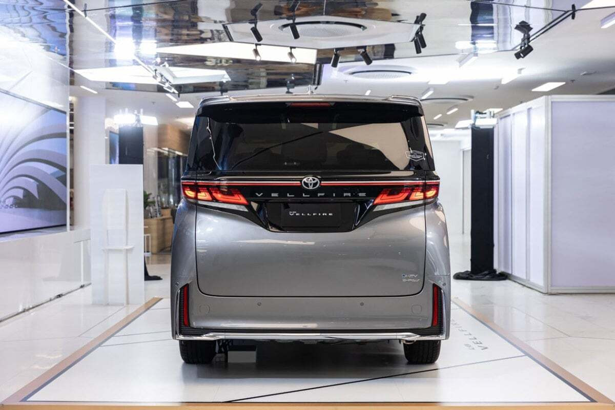 Đuôi xe Toyota Alphard 2025