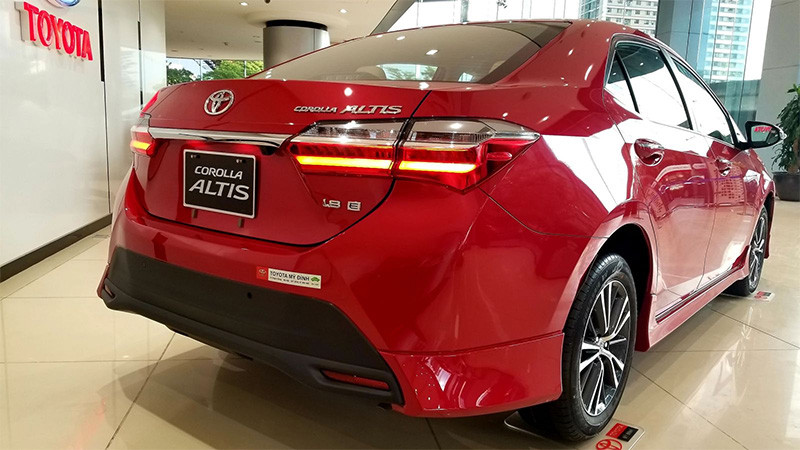 Đuôi xe Toyota Corolla Altis 2021