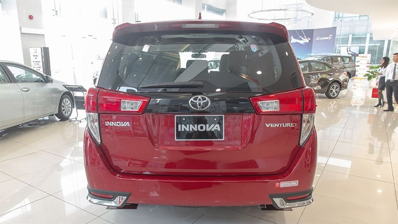 Đuôi xe Toyota Innova 2018
