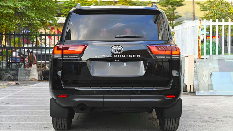 Đuôi xe Toyota Land Cruiser 2023