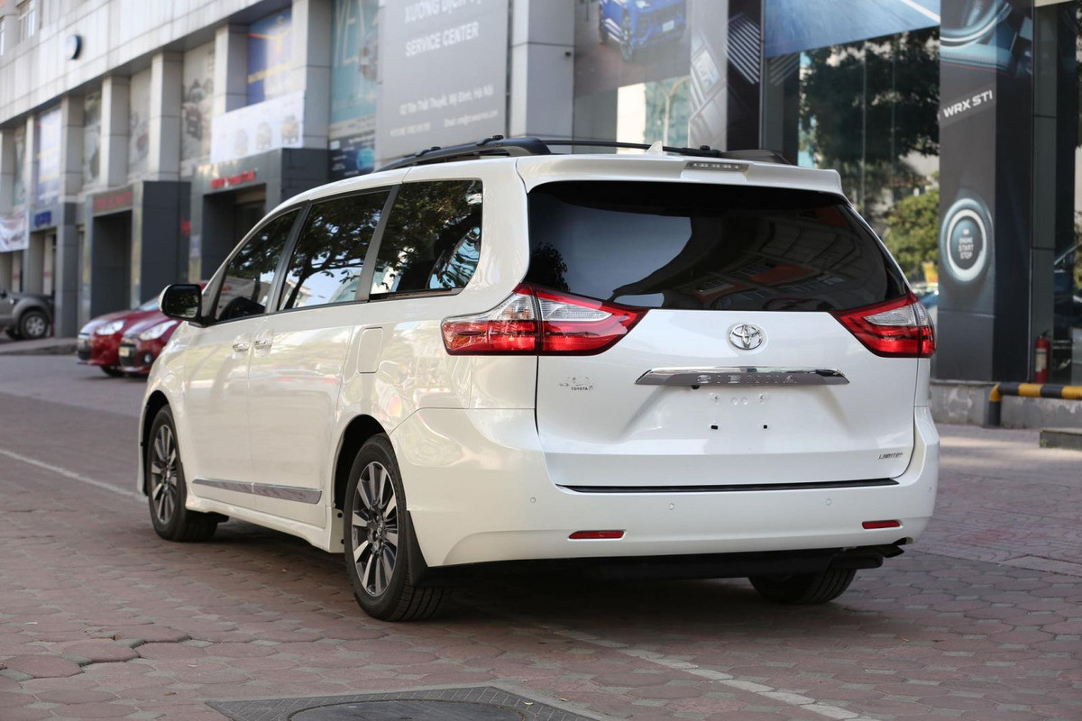 Đuôi xe Toyota Sienna 2022