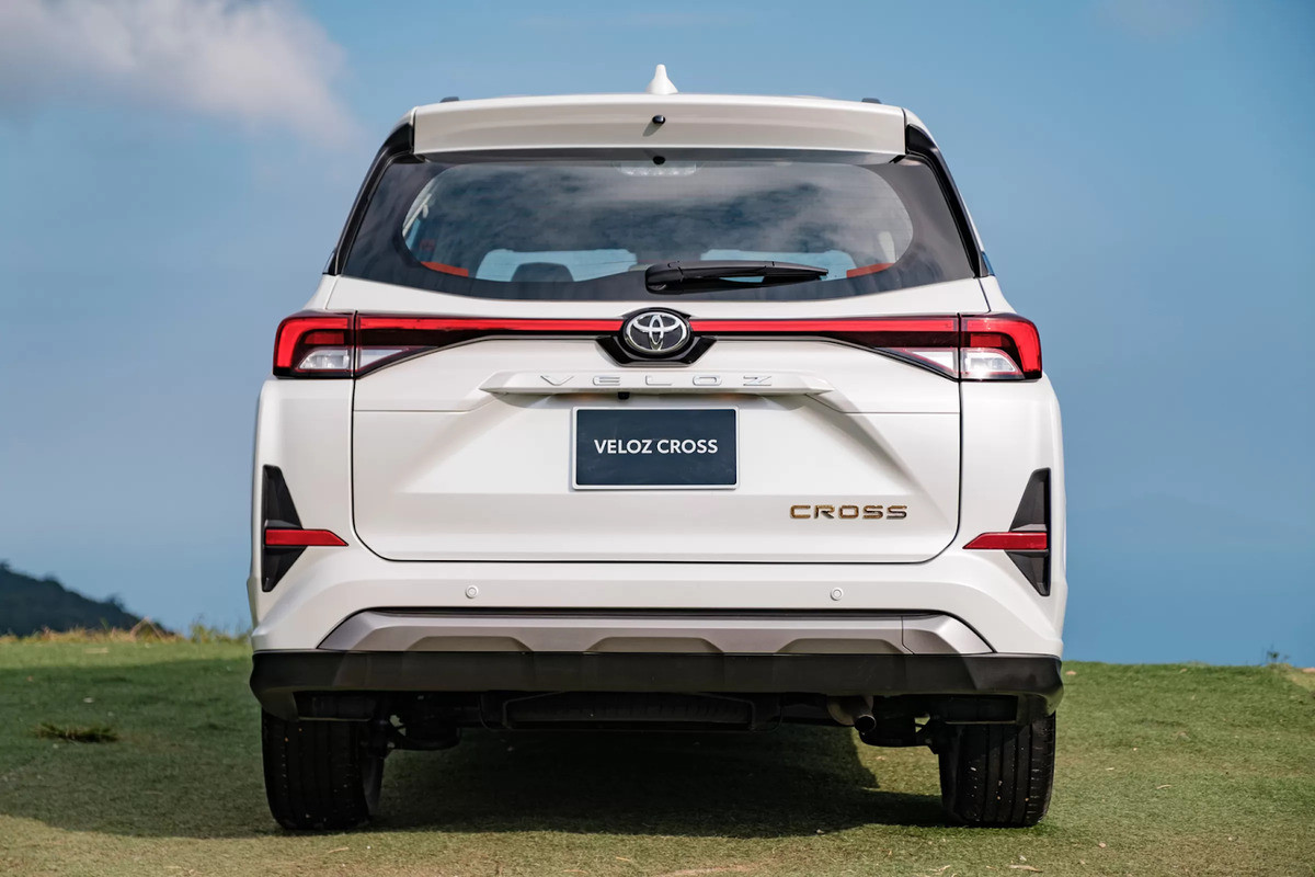 Đuôi xe Toyota Veloz 2023 vuông vắn và thể thao