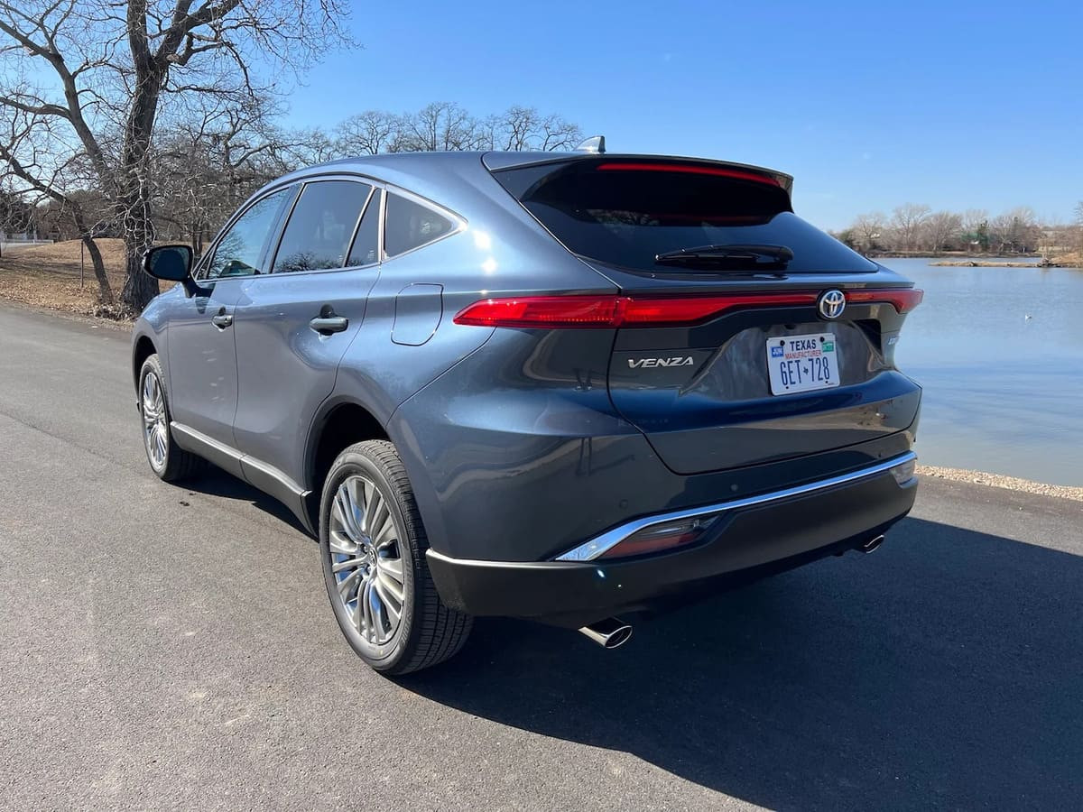 Đuôi xe Toyota Venza 2023