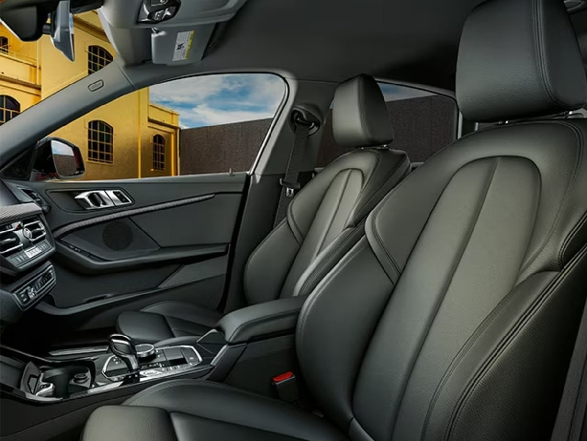 Ghế ngồi bọc da Sensatec màu đen của BMW 218i
