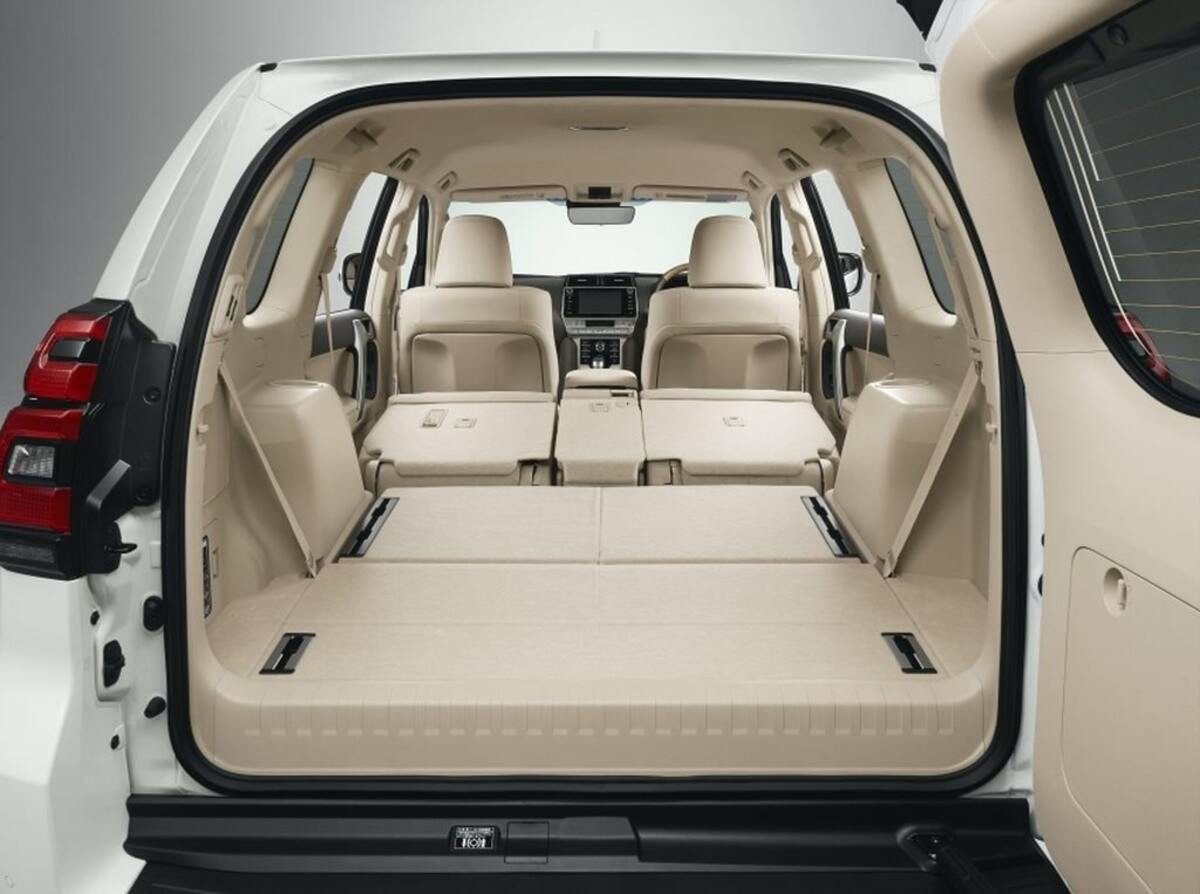 Ghế ngồi và khoang hành lý Toyota Land Cruiser Prado