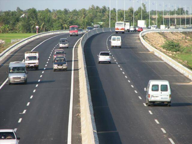 Giữ khoảng cách an toàn khi lái xe trên cao tốc