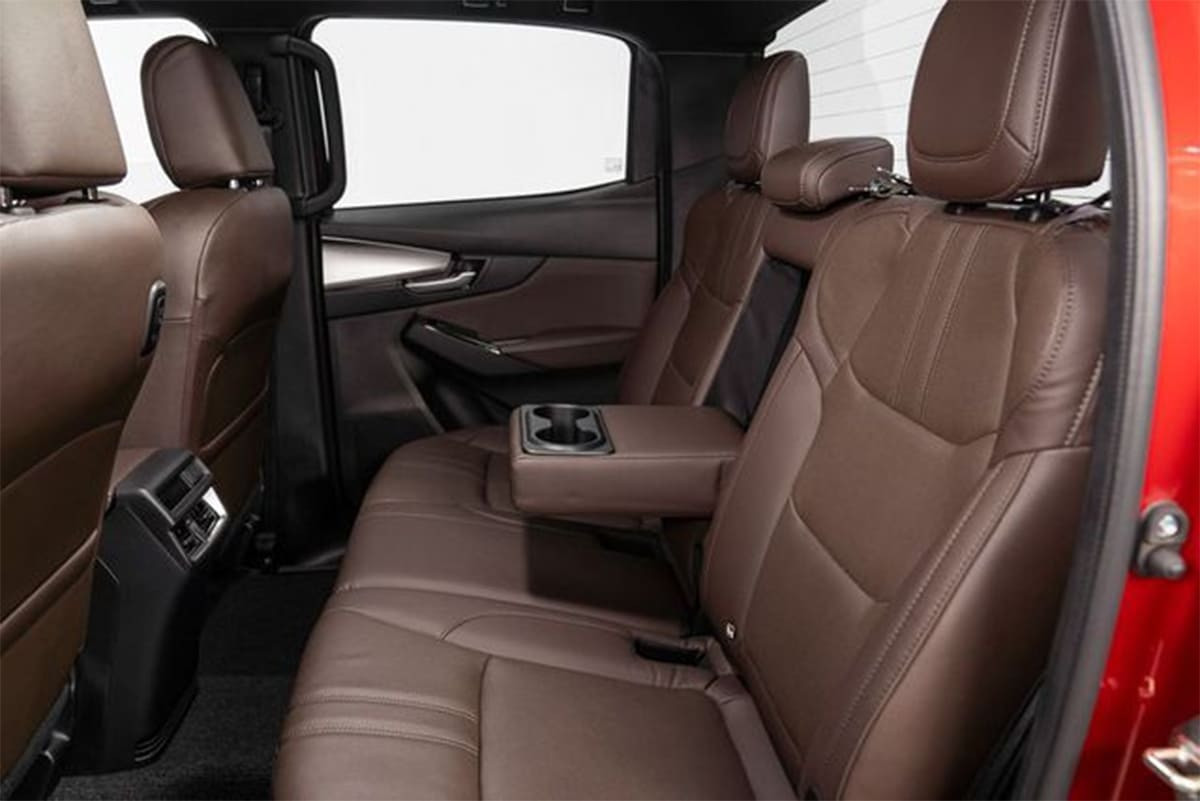 Hàng ghế sau Mazda BT50 2022 rộng rãi, thoải mái