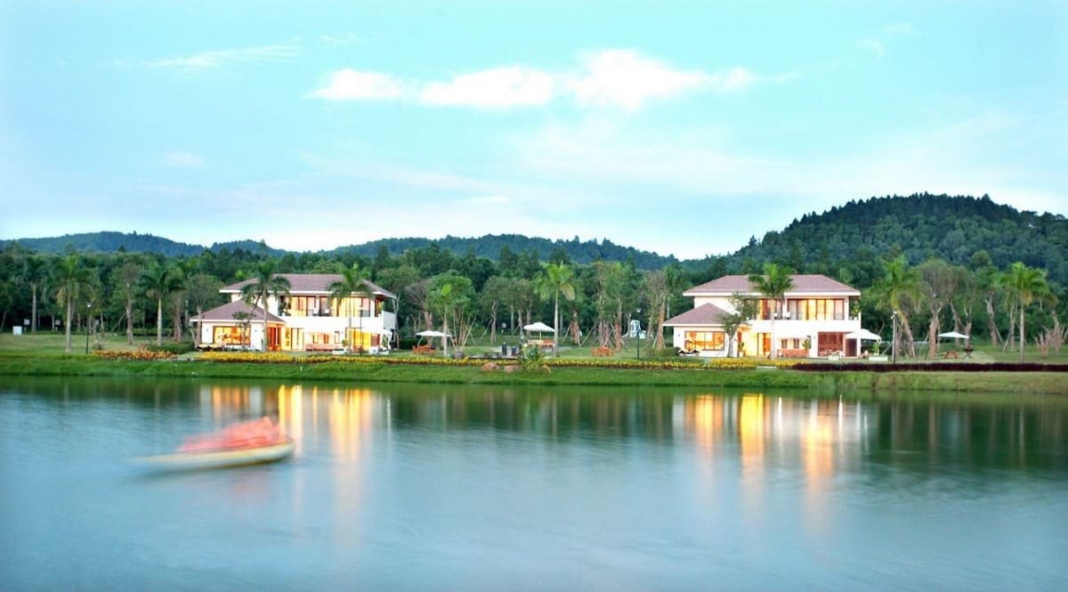Hoạt động chèo thuyền Kayak trên hồ Đại Lải