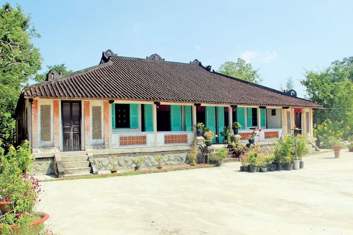 Khám phá di tích cổ nhà Trăm Cột