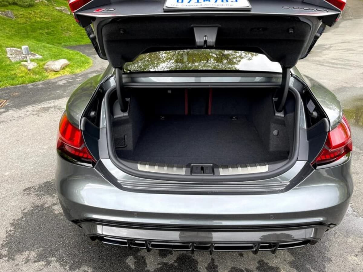 Khoang hành lý Audi E-tron GT rộng rãi và tiện dụng