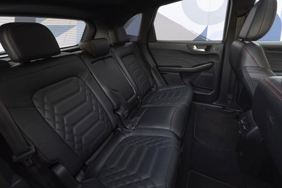 Khoang hành lý Ford Escape 2023