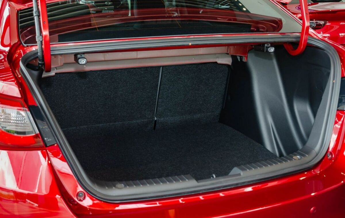 Khoang hành lý Mazda 2 2020 rộng rãi