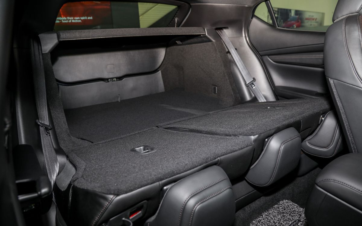Khoang hành lý Mazda 3 2021