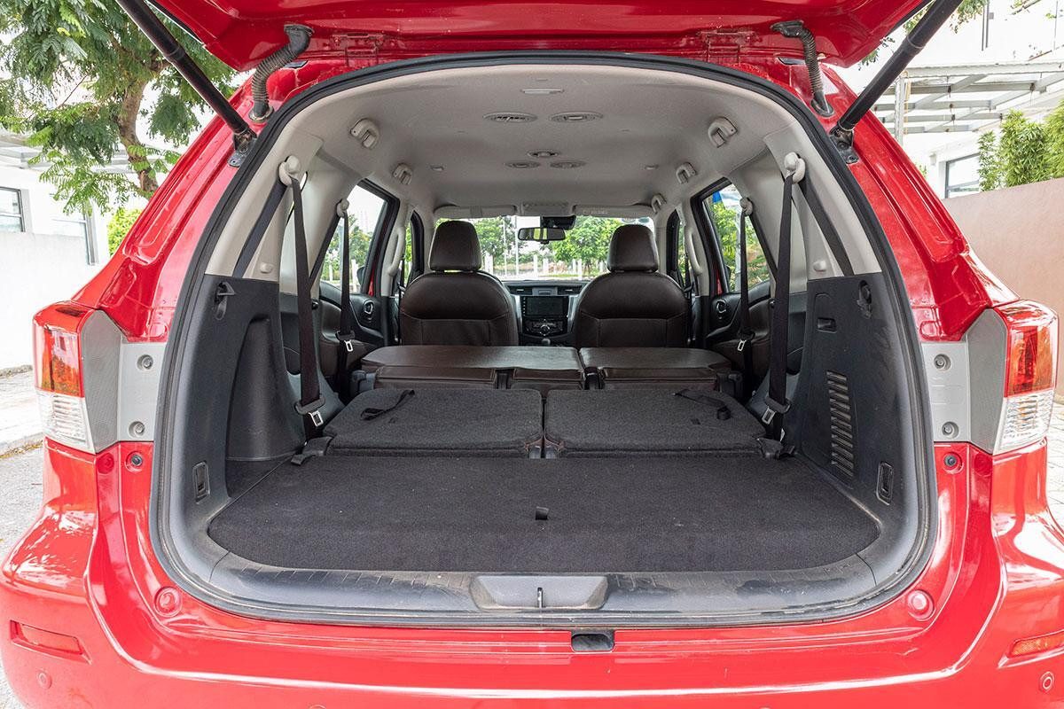 Khoang hành lý Nissan Terra 2020