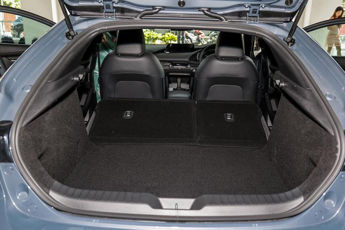 Khoang hành lý rộng rãi của Mazda 3 2022