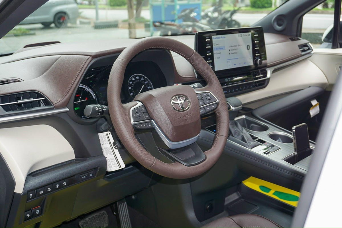 Khoang hành lý Toyota Sienna 2023