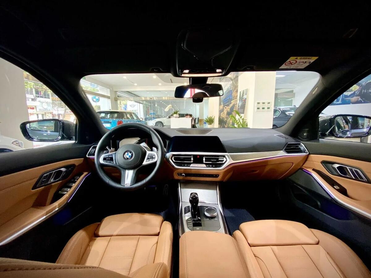 Khoang lái BMW 330i M Sport