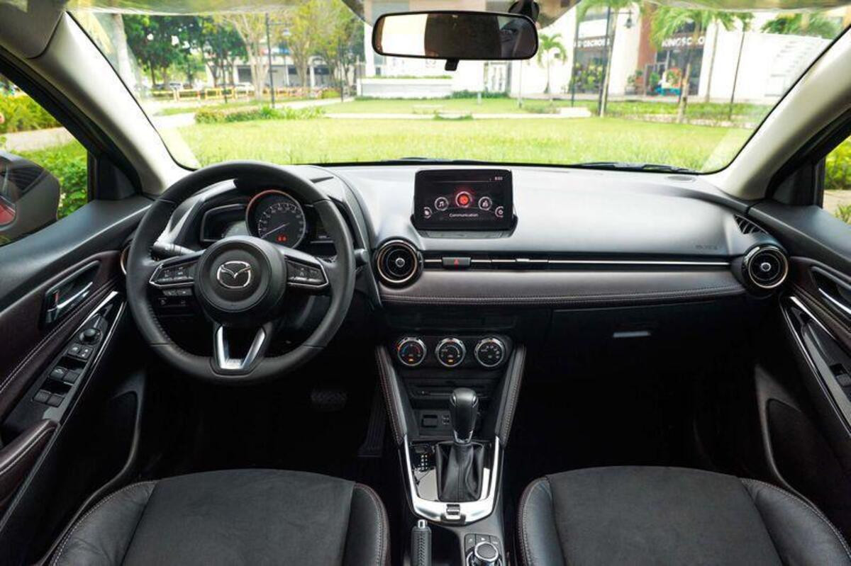Khoang lái Mazda 2 2020 rộng rãi và hiện đại