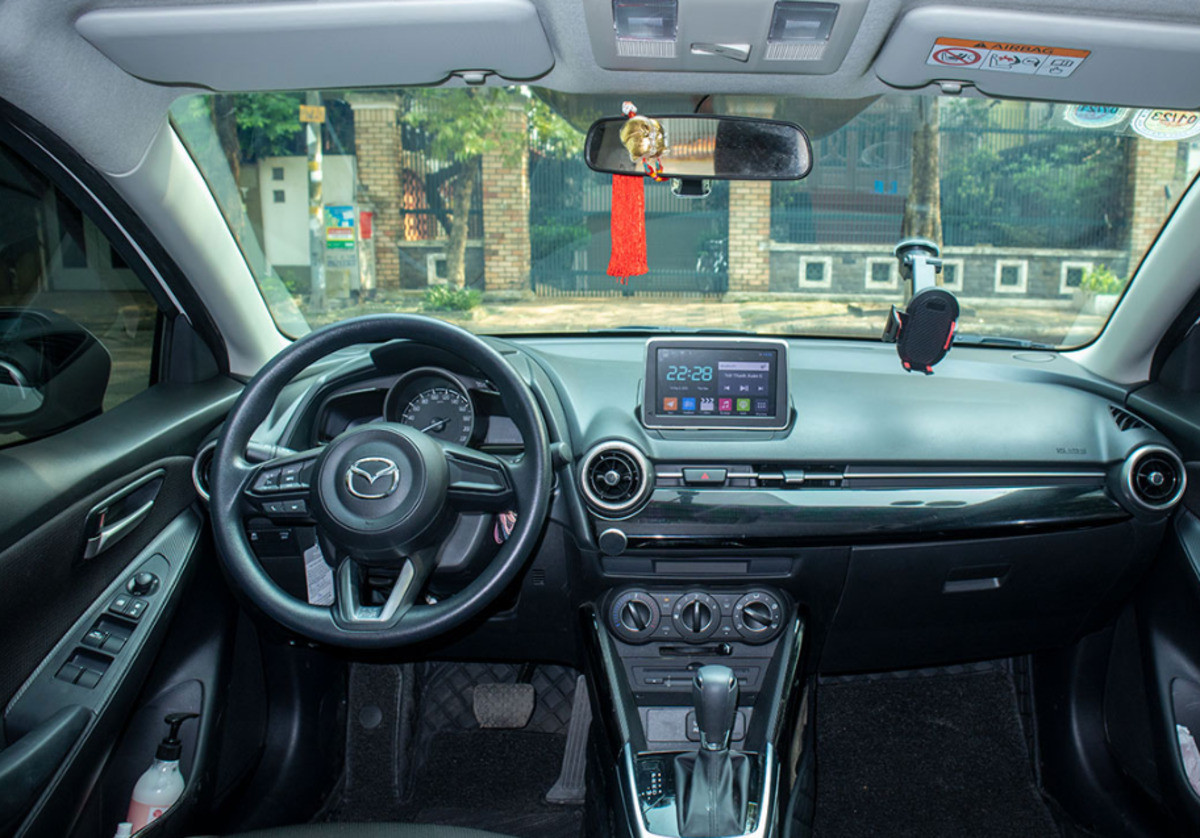 Khoang lái Mazda 2 2021