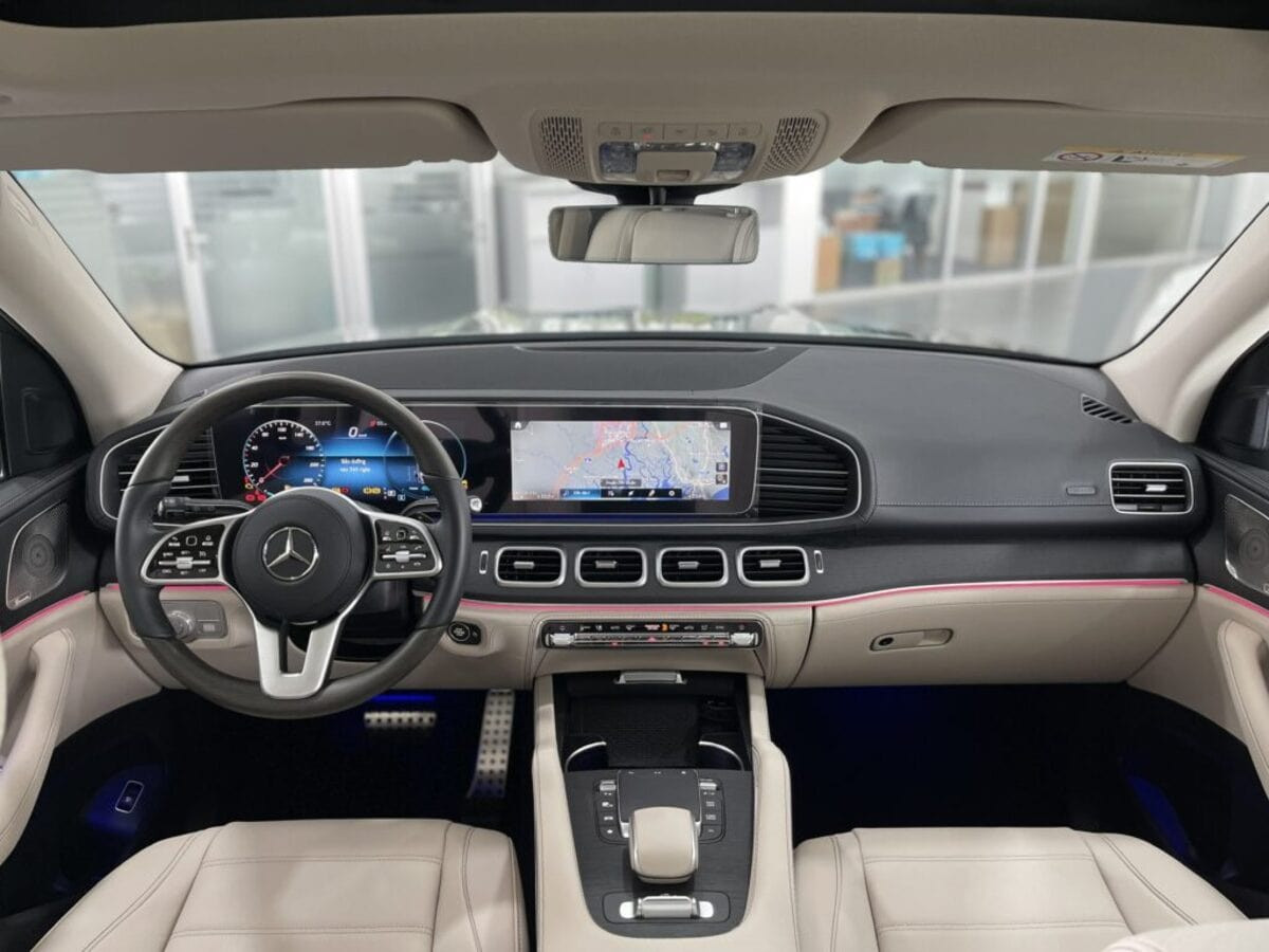 Khoang lái Mercedes GLS 450 hiện đại