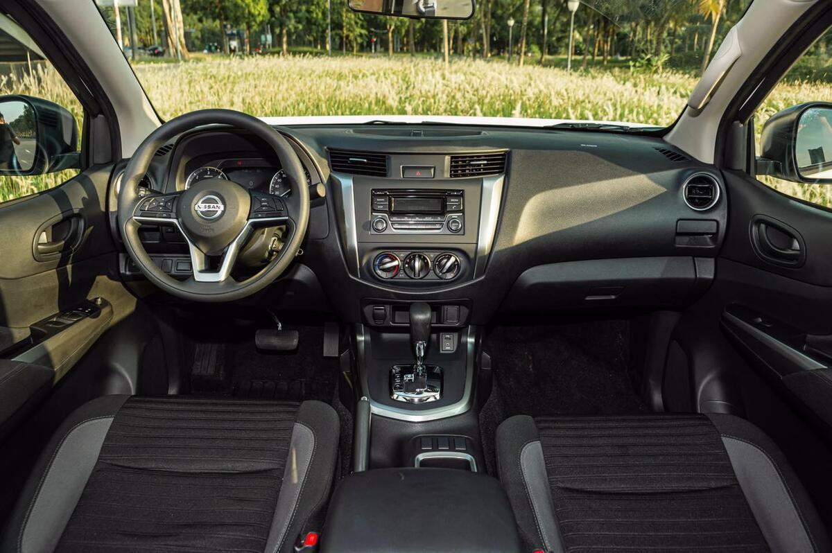 Khoang lái Nissan Navara 2023