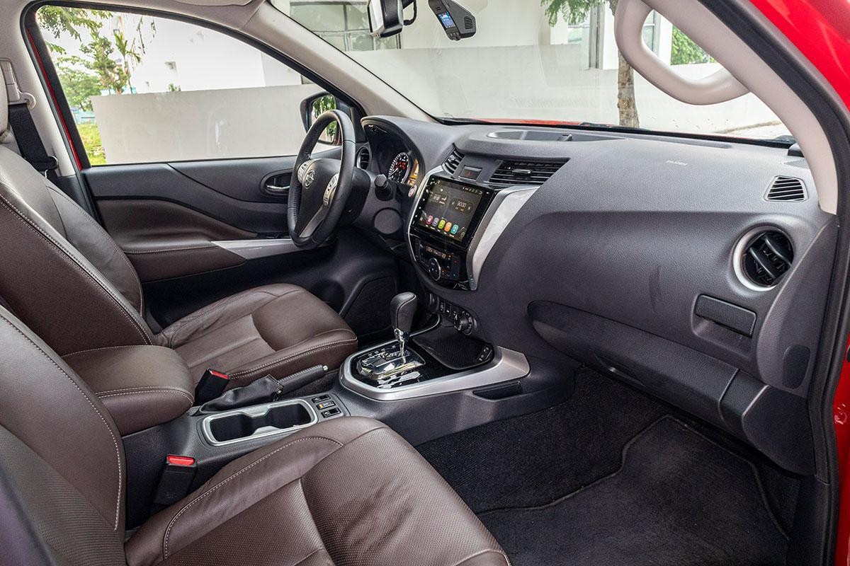 Khoang lái Nissan Terra 2019