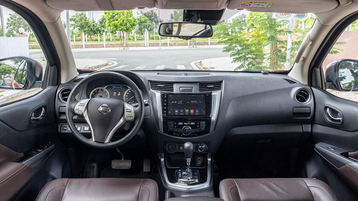 Khoang lái Nissan Terra 2020