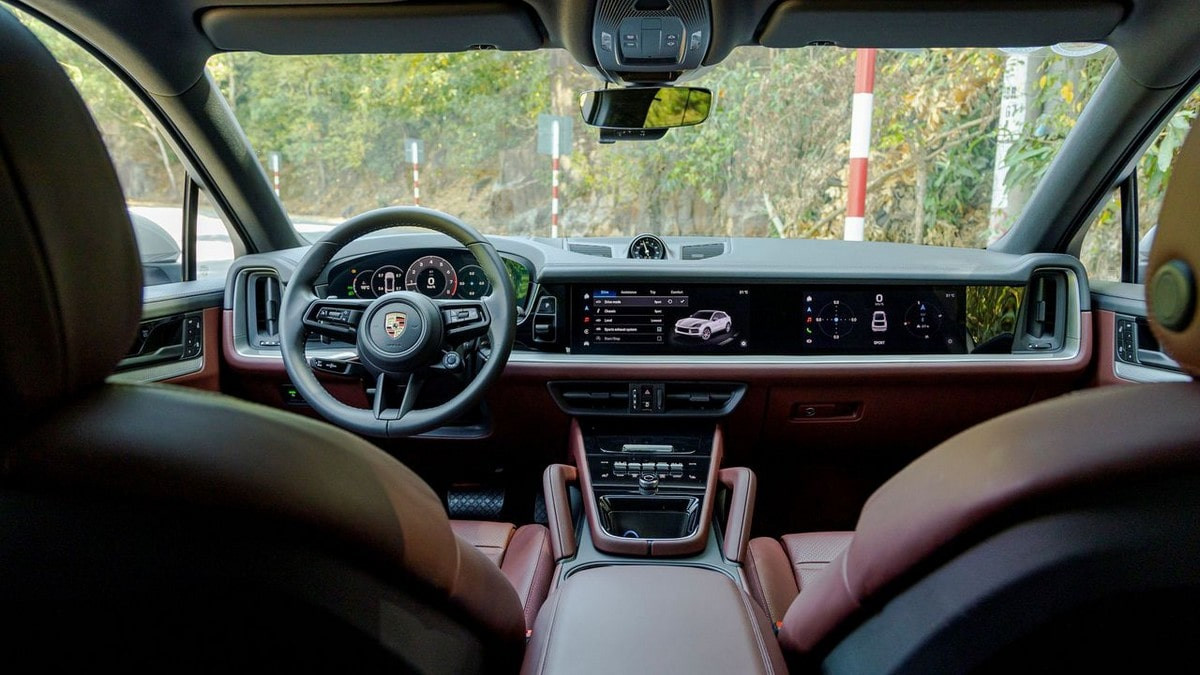 Khoang lái Porsche Cayenne