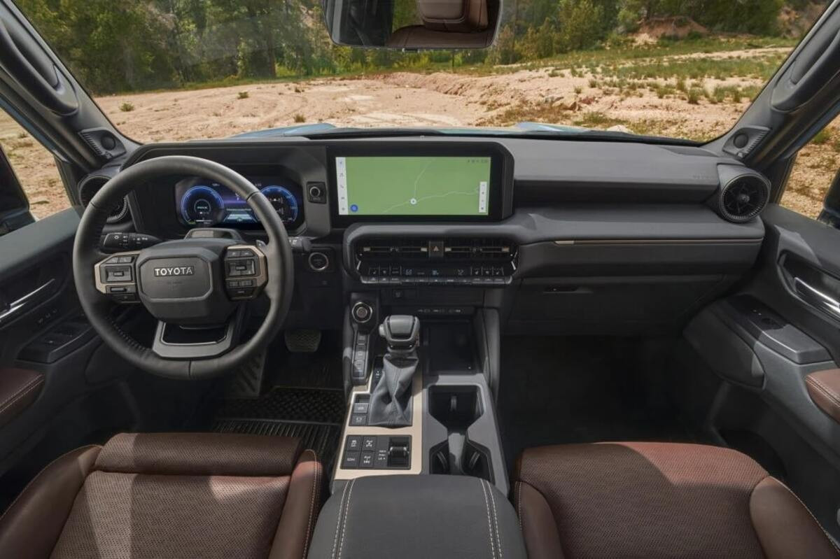 Khoang lái Toyota Land Cruiser Prado