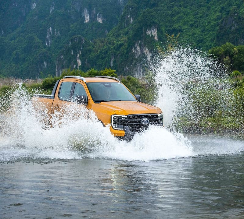 Không dừng xe giữa vùng ngập nước