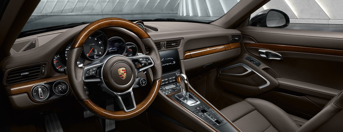 Không gian khoang lái Porsche 911 sang trọng và hiện đại