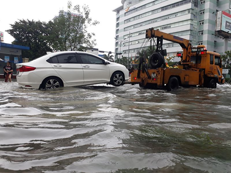 Không khởi động lại động cơ khi xe bị chết máy do ngập nước