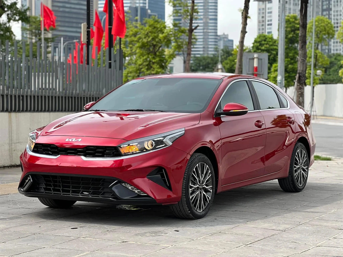 Kia K3 màu đỏ đậu trên đường