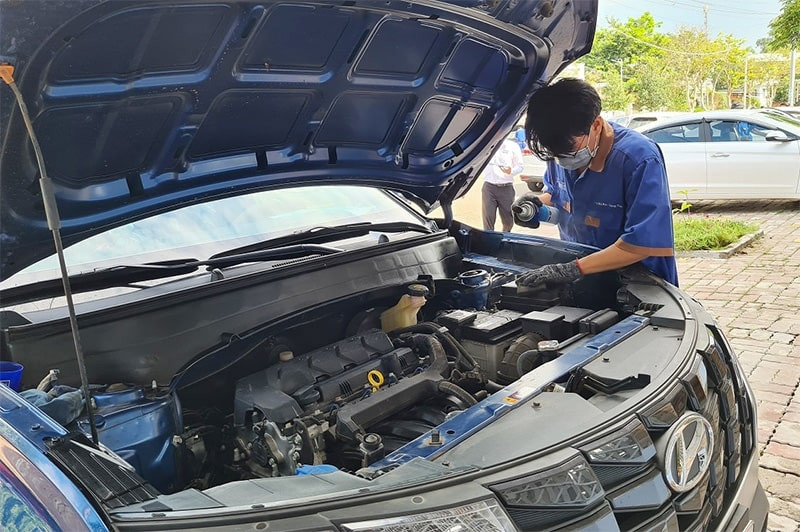 Kiểm tra khoang máy ô tô