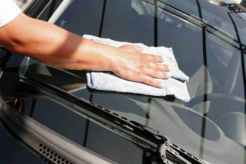 Làm sạch kính bằng khăn, dung dịch chống bám hơi nước