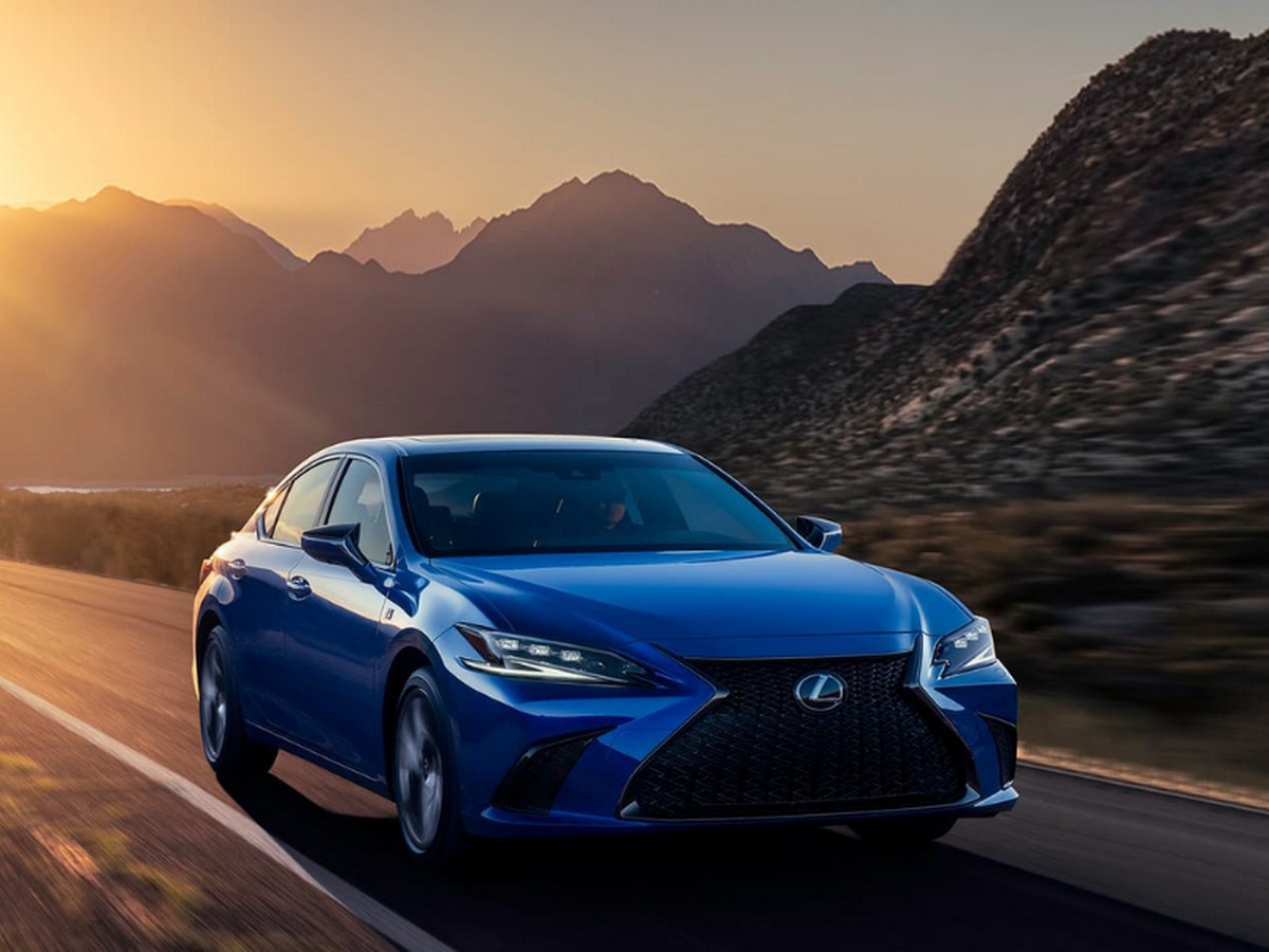 Lexus ES 250 F Sport vận hành êm ái trên mọi cung đường