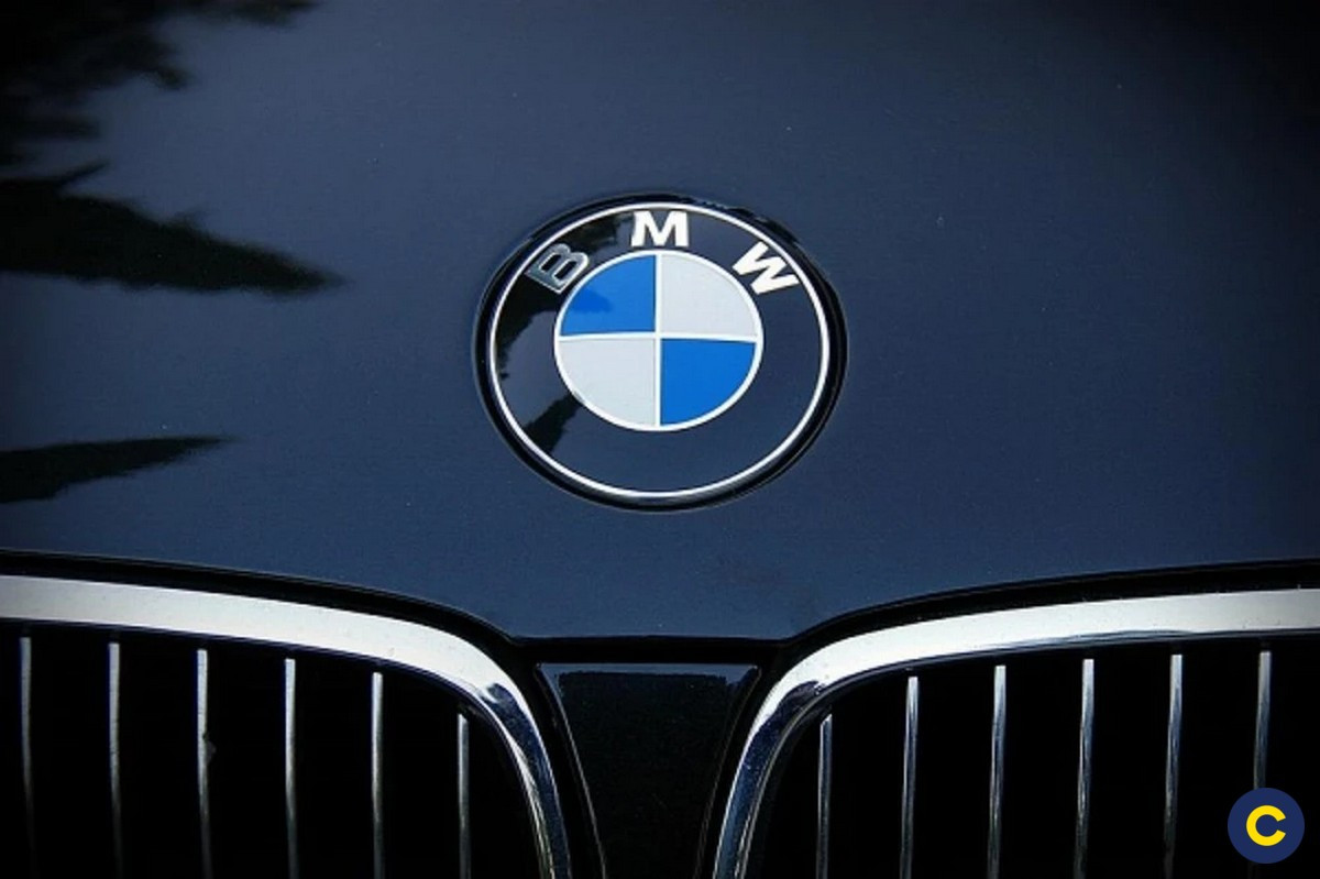 Logo BMW với bốn phần màu xanh trắng xen kẽ