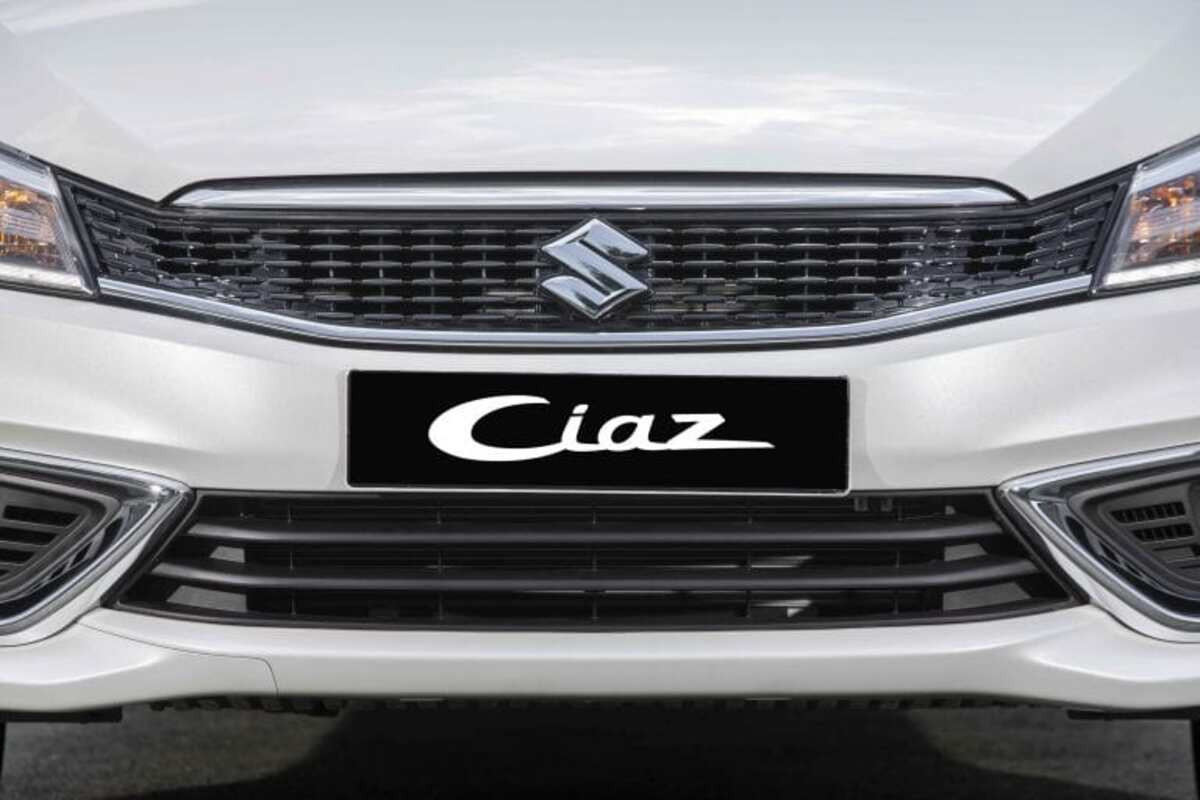 Logo Suzuki nổi bật nằm ở giữa trung tâm đầu xe