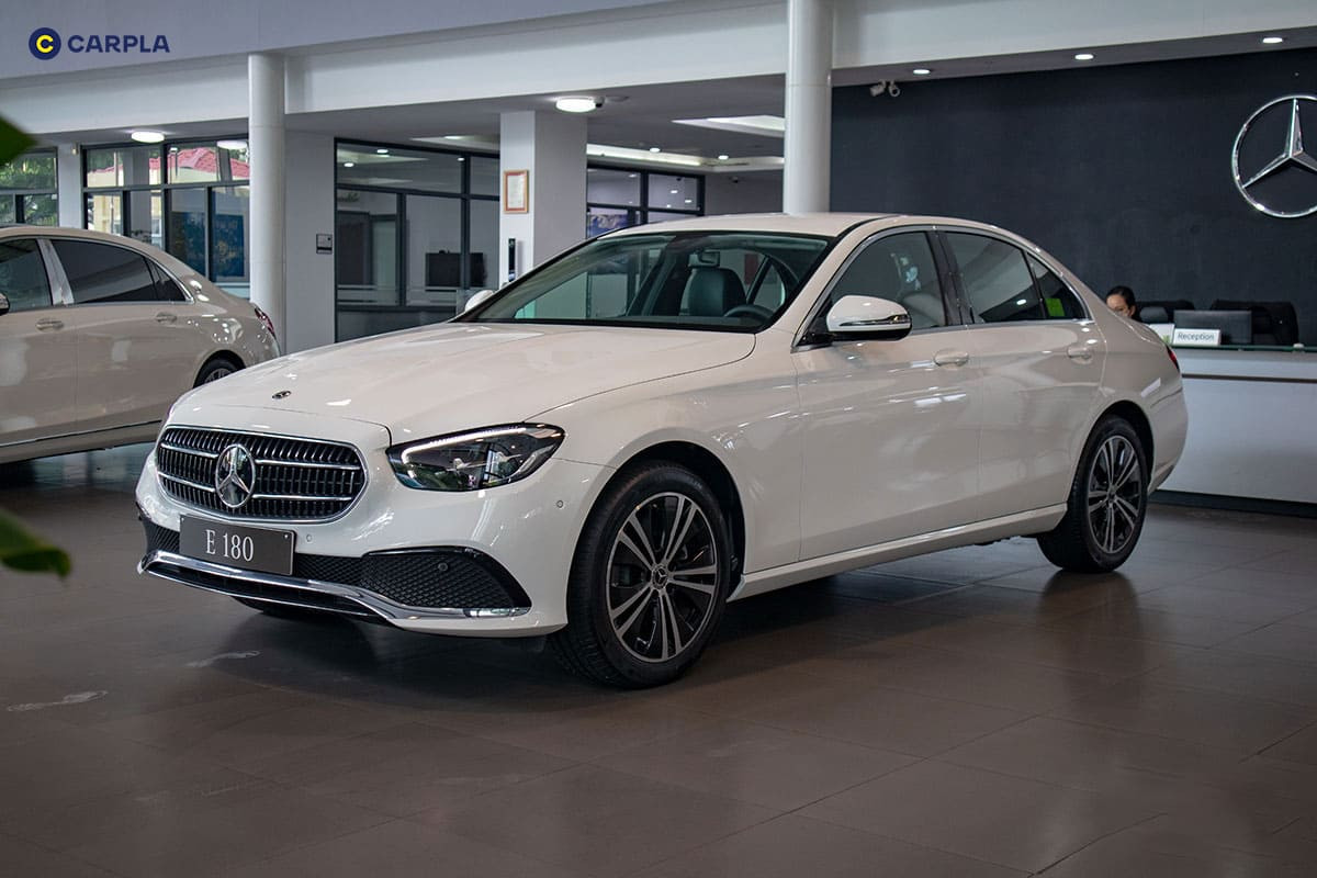 Lưới tản nhiệt có hai nan crom sáng bóng cùng với logo thương hiệu của Mercedes