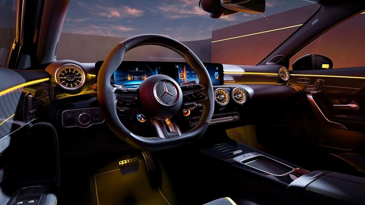 Mercedes AMG A45 sở hữu thiết kế sang trọng