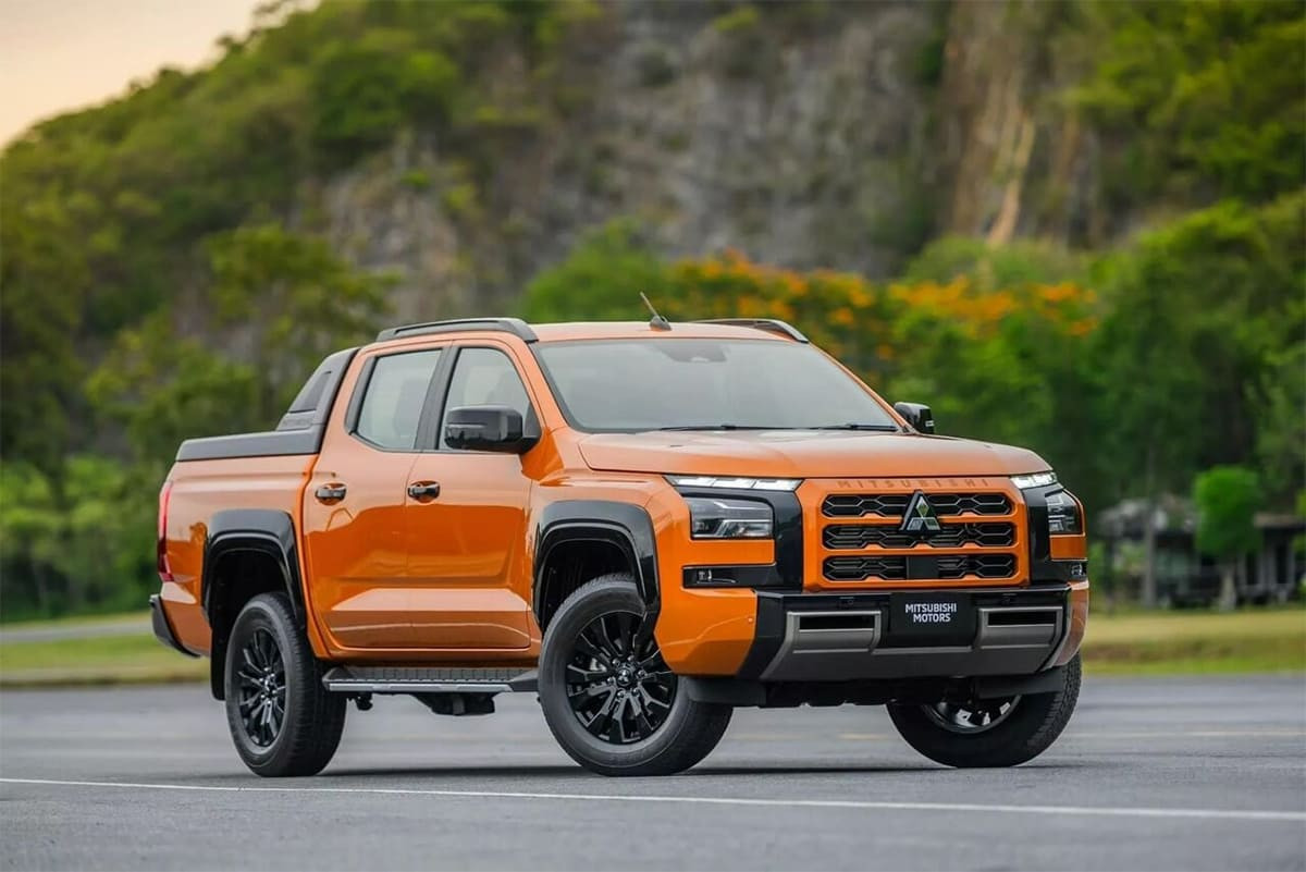 Mitsubishi Triton màu đỏ đỗ trên đường