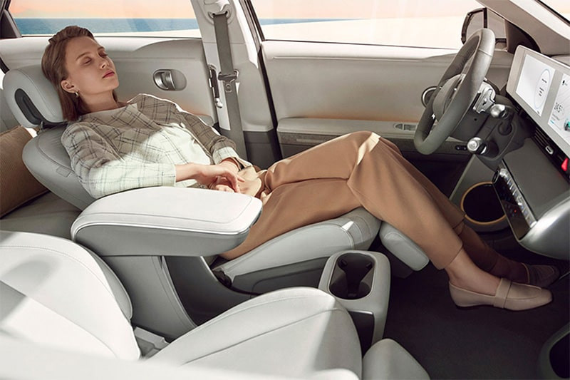 Ngủ trong xe ô tô đóng kín cửa là điều không nên