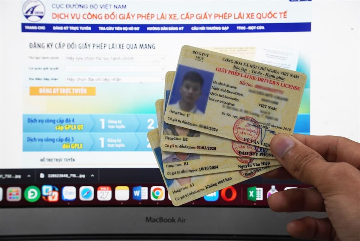 Người dân đổi giấy phép lái xe trực tuyến
