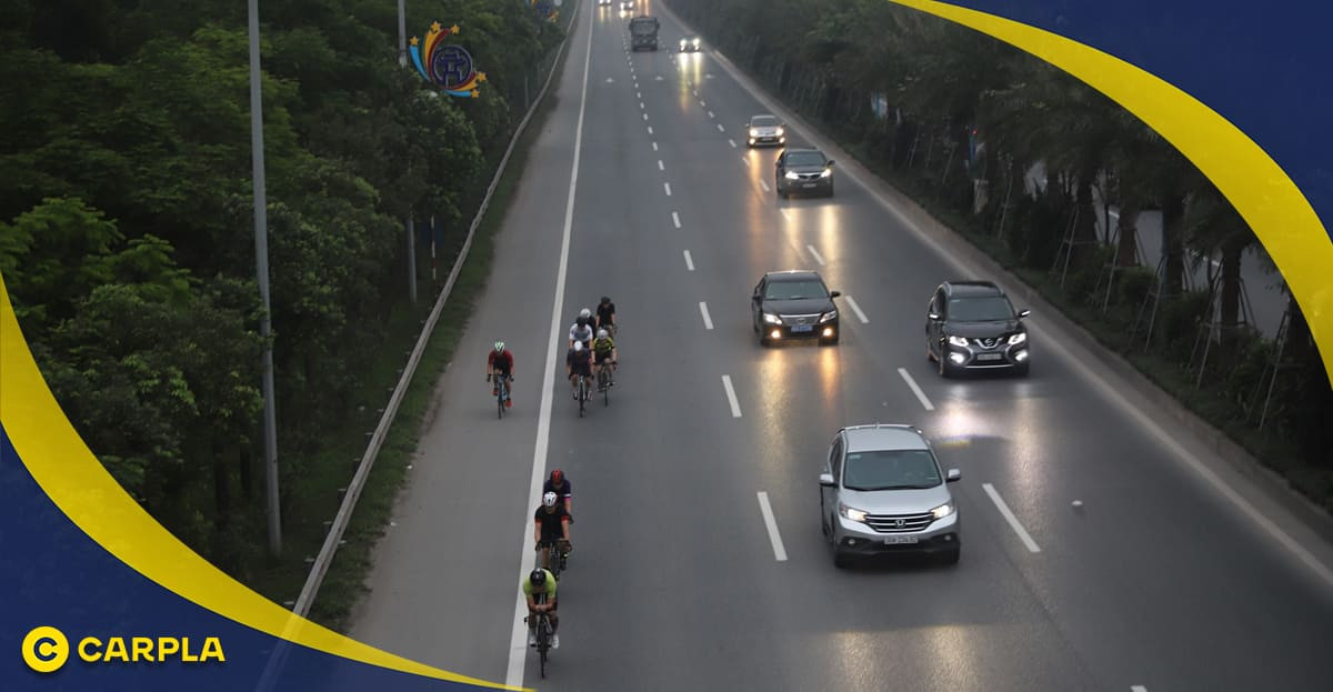 Người đi xe đạp trên làn đường ô tô